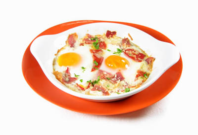 Huevos a la cazuela con jamón serrano 