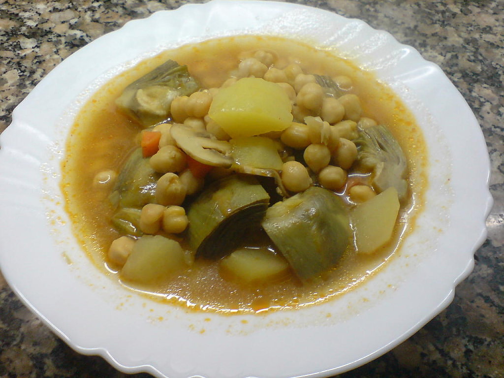 Alcachofas fritas con lechecillas y ajos tiernos