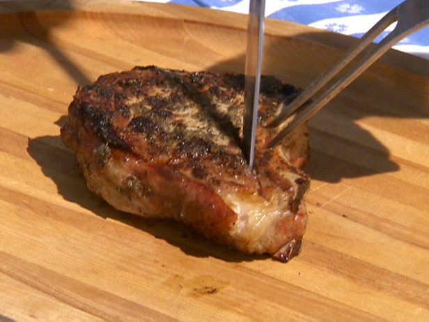 Chuletas de cerdo con hojas de nabo