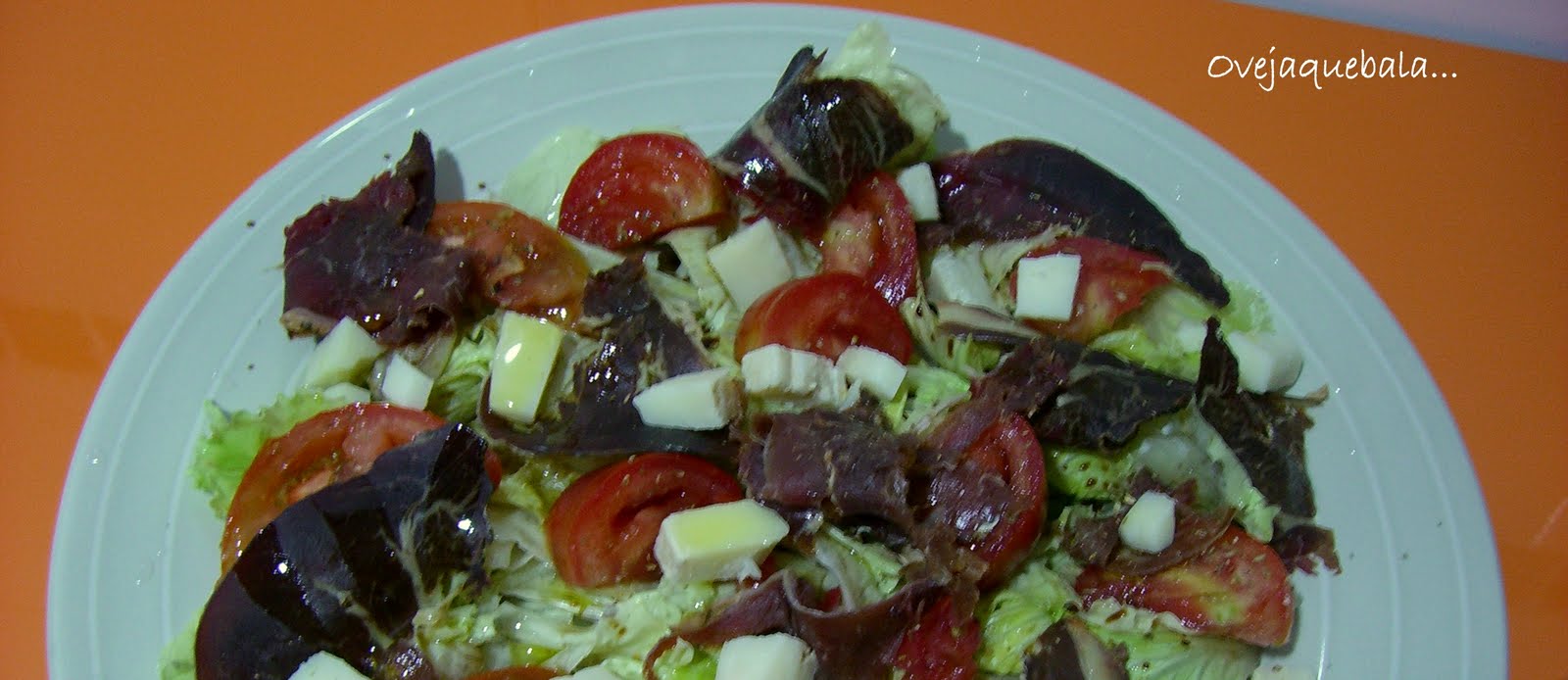 Ensalada de queso de cabra gratinado y tomates confitados