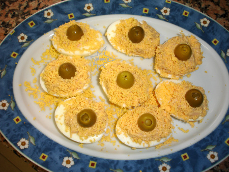 Huevos rellenos de atún y cangrejo