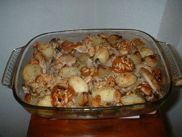 Pollo con Almendras y Pasas de Uva