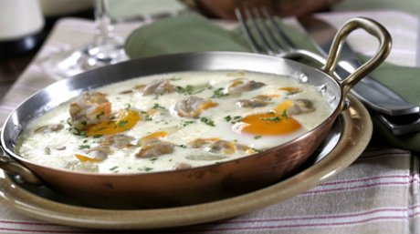 Huevos en cocotte con berberechos